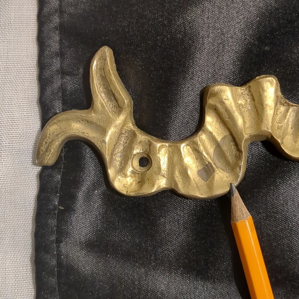 BRASS Wall decor-door or painting topper.  Ribbon & bow design. LG 18 x 4 1/2". - Picture 4 of 7